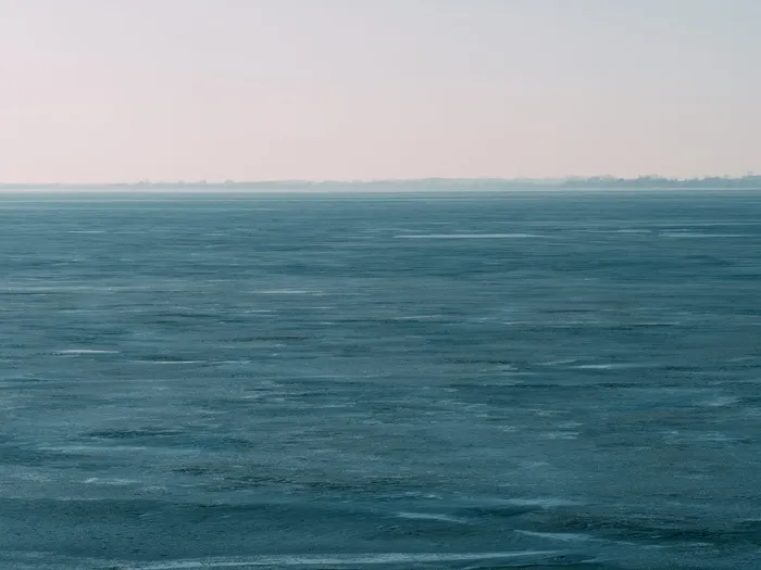 湛蓝的天空下的水体