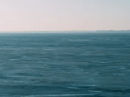 湛蓝的天空下的水体 湛蓝的天空下的水体