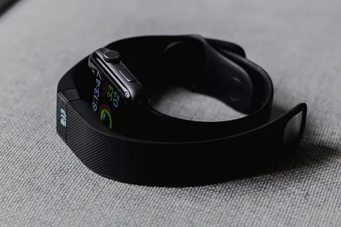 黑色铝制表壳苹果手表和黑色Fitbit charge 2