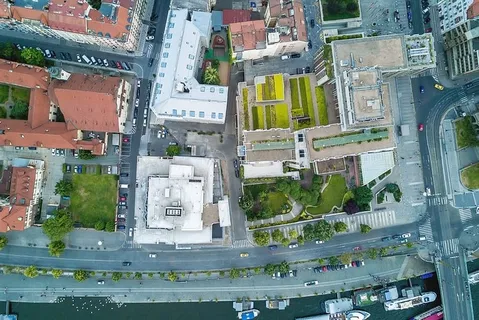 带有十字路口、道路、房屋和建筑物的城市鸟瞰图 带有十字路口、道路、房屋和建筑物的城市鸟瞰图