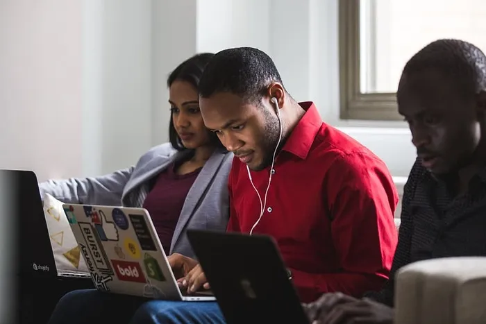 忙碌的朋友工作照片