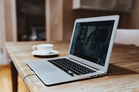 早上用鲜榨的柑橘汁工作