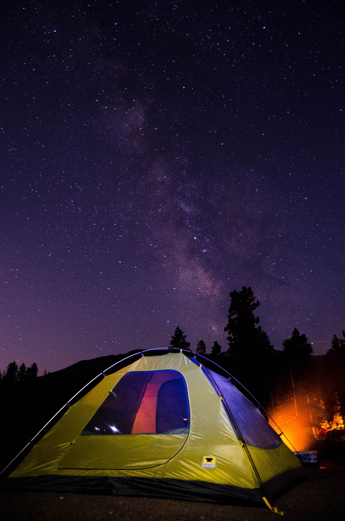 星夜下的露营帐篷