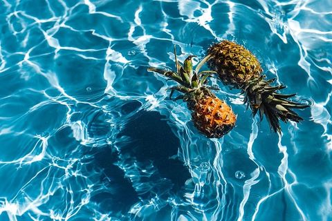游泳池里的菠萝