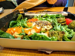 食物，沙拉，面包，鹰嘴豆泥，切片，整片，正餐，匹塔