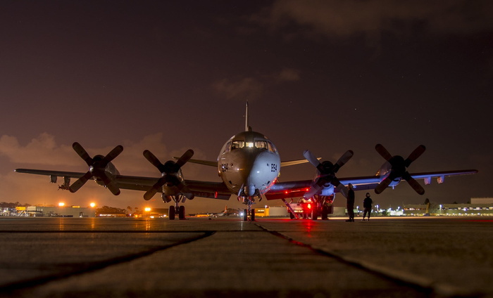 直升机停机坪上的飞机、飞机、飞行前、夜间、跑道、航线、地面、p-3c猎户座