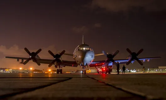 直升机停机坪上的飞机、飞机、飞行前、夜间、跑道、航线、地面、p-3c猎户座 直升机停机坪上的飞机、飞机、飞行前、夜间、跑道、航线、地面、p-3c猎户座