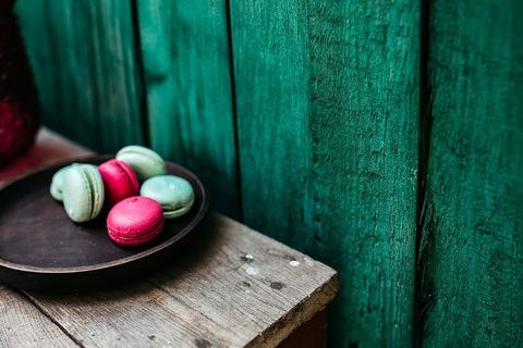 粉色和绿色杏仁饼