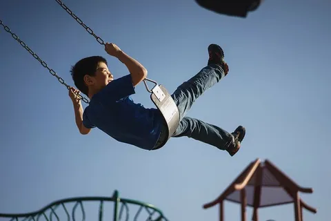 蓝色,男孩,快乐,孩子,人,操场,天空,秋千 蓝色,男孩,快乐,孩子,人,操场,天空,秋千