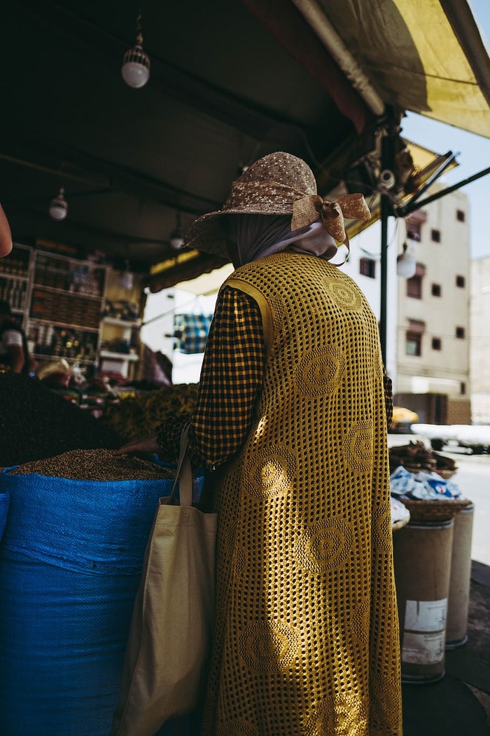 站在蓝色袋子旁边的人