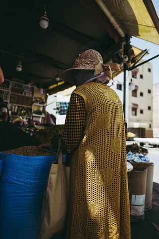 站在蓝色袋子旁边的人