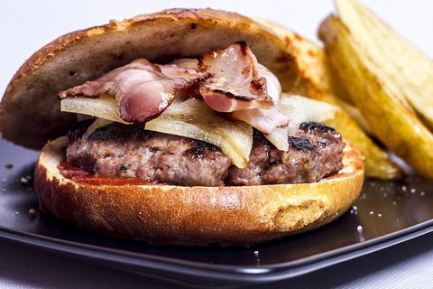 汉堡、培根、肉饼、已端好的、盘子、食物、肉、美味