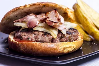 汉堡、培根、肉饼、已端好的、盘子、食物、肉、美味