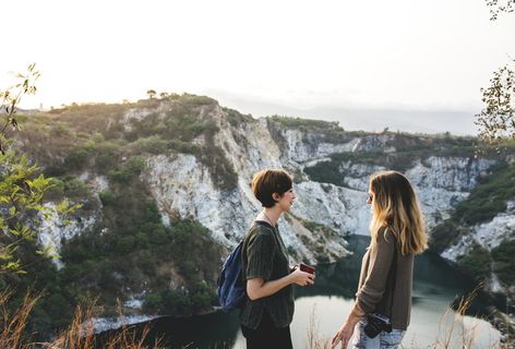 两个女人站在湖边俯瞰