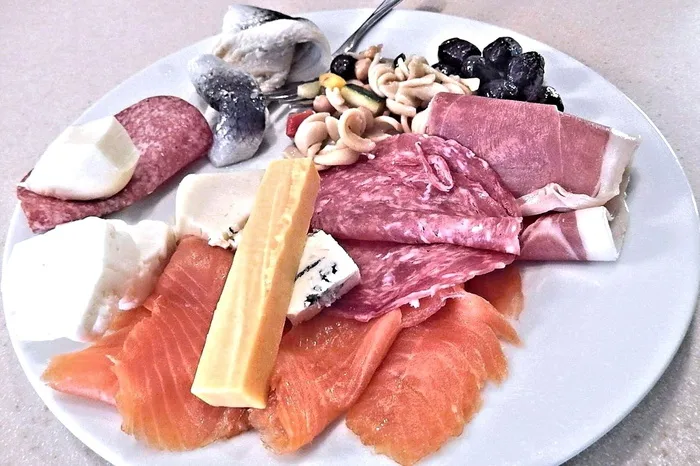 腌制鲱鱼、高达、烟熏三文鱼、蓝奶酪、火腿、意大利香肠、意大利面、橄榄