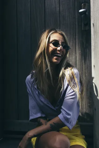 笑女人坐在木门前的照片