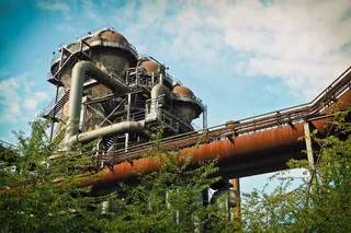 带有红色管道的工厂