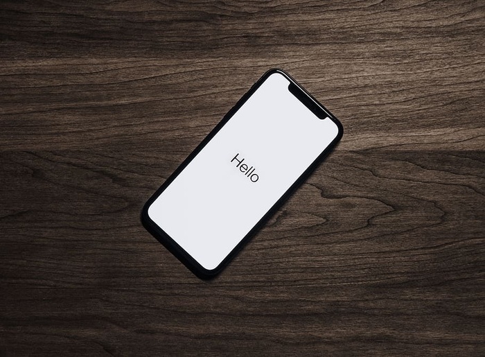 棕色桌子上的黑色Iphone 7