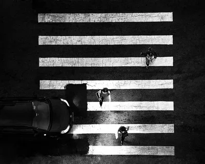 女性穿过人行道的灰度照片