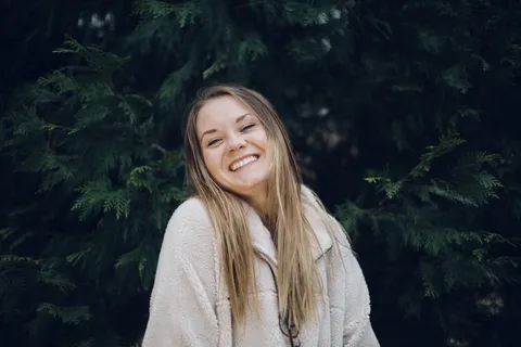 树前的女人微笑着