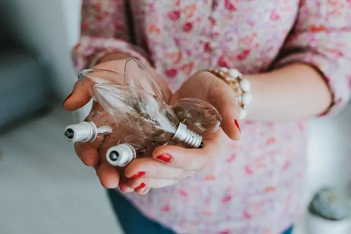 穿着粉红色衣服的女人拿着杂项物品