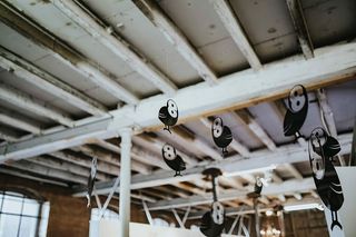 挂在天花板上的黑色塑料猫头鹰