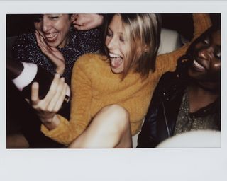 三个微笑的女人