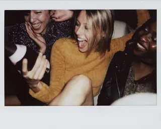 三个微笑的女人