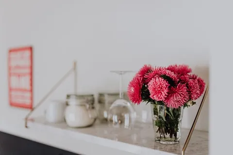 大理石架子上有美丽的粉红色鲜花