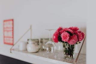 大理石架子上有美丽的粉红色鲜花