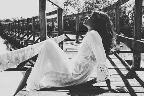 妻子，棕色头发，深色，木制甲板，坐在甲板上，甲板，法尼恩特，阳光