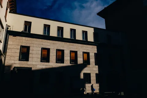 白天的灰色混凝土建筑 白天的灰色混凝土建筑
