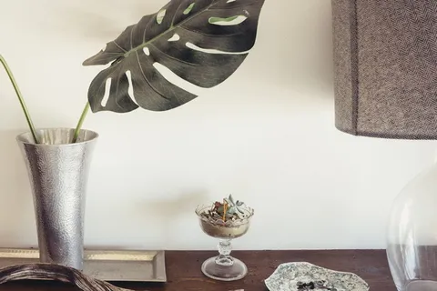 桌子、装饰、花瓶、植物、灯、灯罩、木材、室内 桌子、装饰、花瓶、植物、灯、灯罩、木材、室内