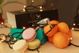 圣诞节，圣诞灯，糖果，糖果，蛋糕，麦卡龙，室内，餐桌