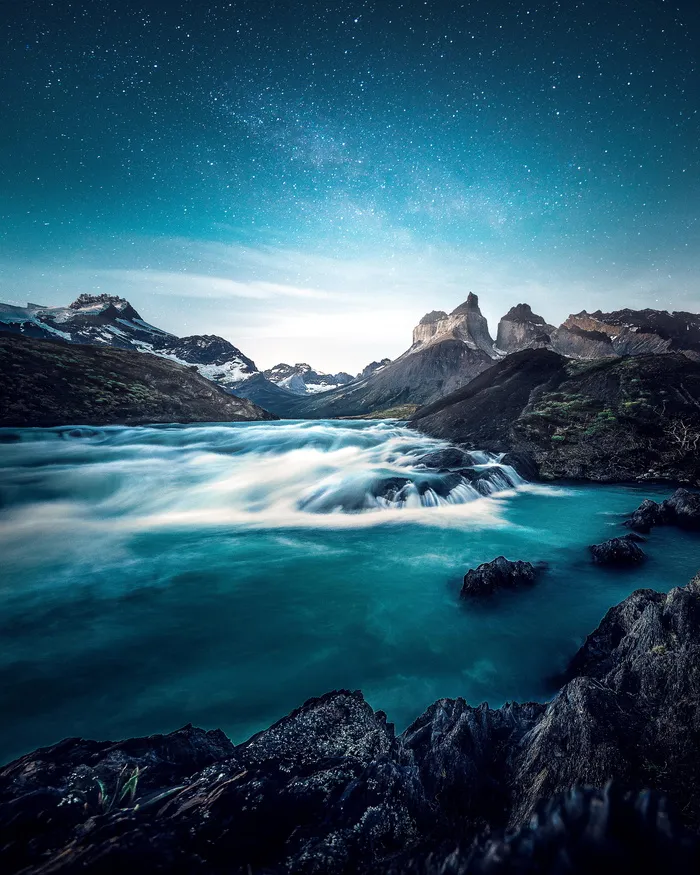 岩石环绕的河流