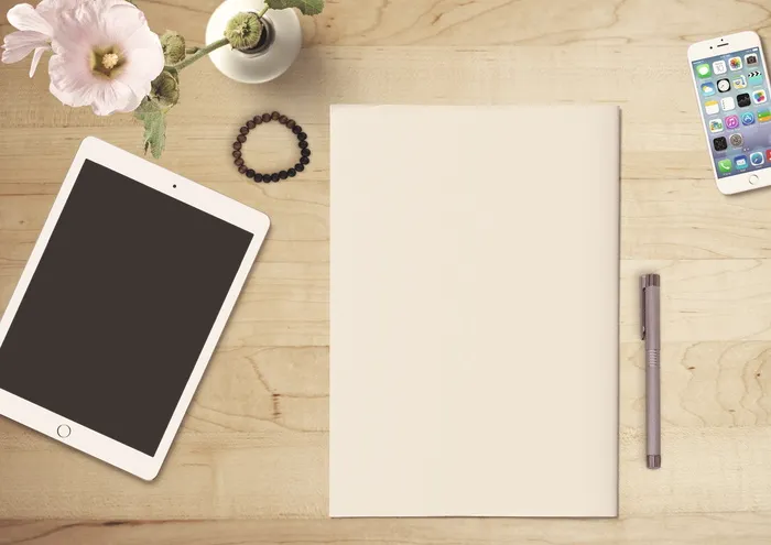 白色、ipad、桌子、纸、平板电脑、手机、花、笔