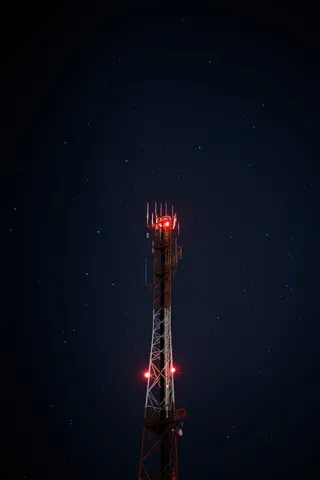 夜间的白色和红色金属卫星塔