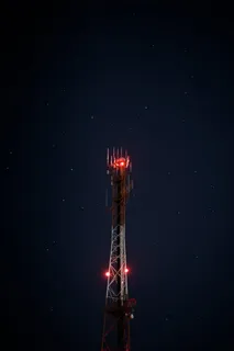 夜间的白色和红色金属卫星塔 夜间的白色和红色金属卫星塔