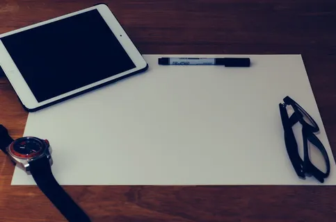 工作站、moodboard、手表、眼镜、笔、ipad、纸、板