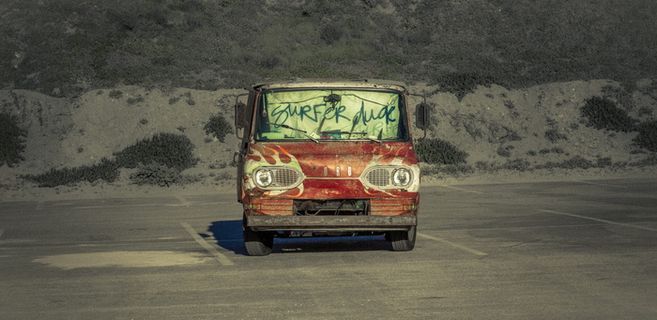 停在路边寂寞的红色车辆