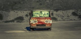 停在路边寂寞的红色车辆