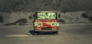 停在路边寂寞的红色车辆