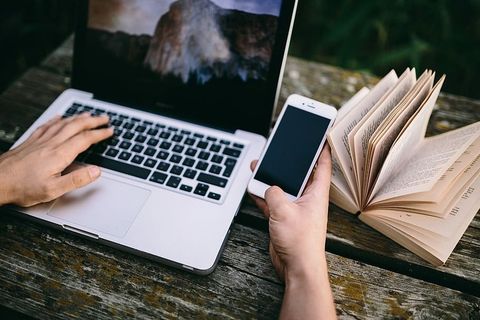 在湖边开发Macbook的人