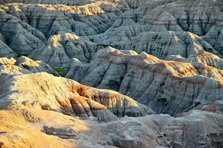 这是傍晚日落前在荒地国家公园的景色。在岩层中可以看到彩色条纹。