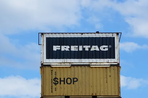 三，黑色，黄色，海运，集装箱，白天，周五，一周中的某一天