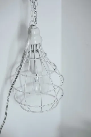 货架上的各种玩具和物品