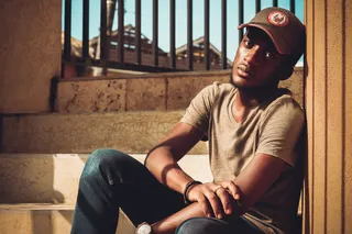 坐在楼梯上的男子