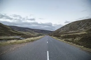 沥青、空旷、草地、山丘、景观、户外、道路、交通