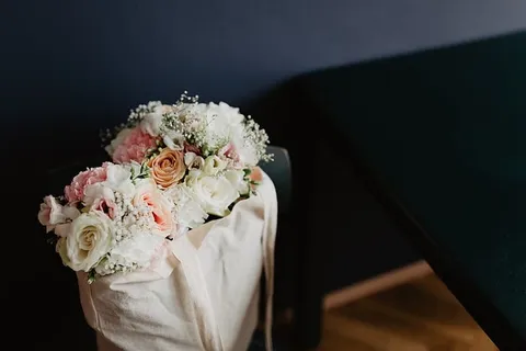 袋子里的一束花,还有一些神灯 袋子里的一束花,还有一些神灯