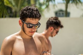 戴黑色太阳镜的男子